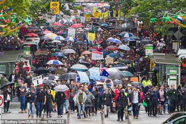Die riesige Menschenmenge ging in die Tausende – von dem abtrünnigen Abgeordneten Craig Kelly, der eine dramatische Rede hielt, auf 20.000 geschätzt