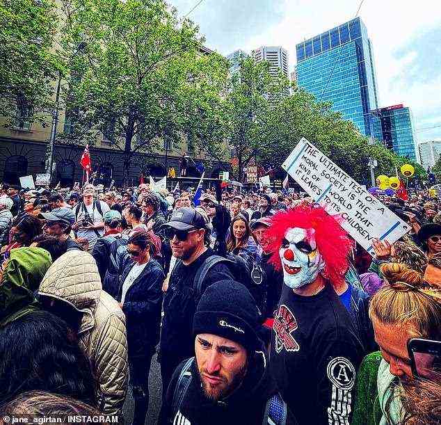 „Pro-Choice“-Demonstranten, darunter einer in einer Horrorfilm-Maske, überfluteten die Straßen von Melbourne mit Protestbannern und sogar einem falschen Galgen, um am Samstag gegen die Regierung von Andrews zu protestieren