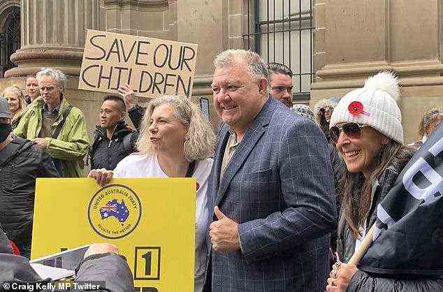 Der abtrünnige Abgeordnete Craig Kelly nahm an dem Melbourne-Marsch teil und behauptete, 20.000 seien dabei gewesen.  Am Freitag postete er „End the Tyrannei“ und bezog sich dabei auf die vorgeschlagenen viktorianischen Gesetze