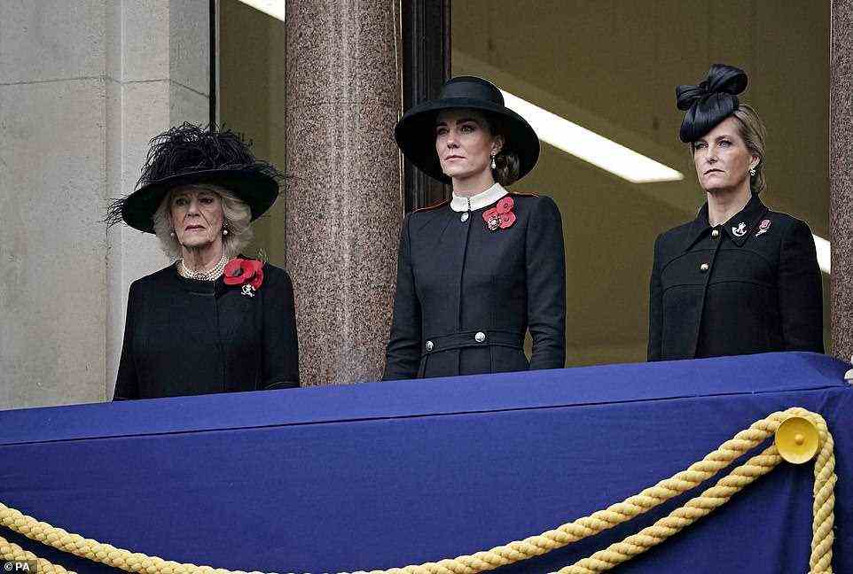 Stellvertretend für die Königin: Die Herzogin von Cambridge nahm ihren Platz zwischen der Herzogin von Cornwall links und der Gräfin von Wessex rechts auf dem Balkon des Gedenkgottesdienstes ein, als Kränze von wichtigen Royals und Würdenträgern unten niedergelegt wurden