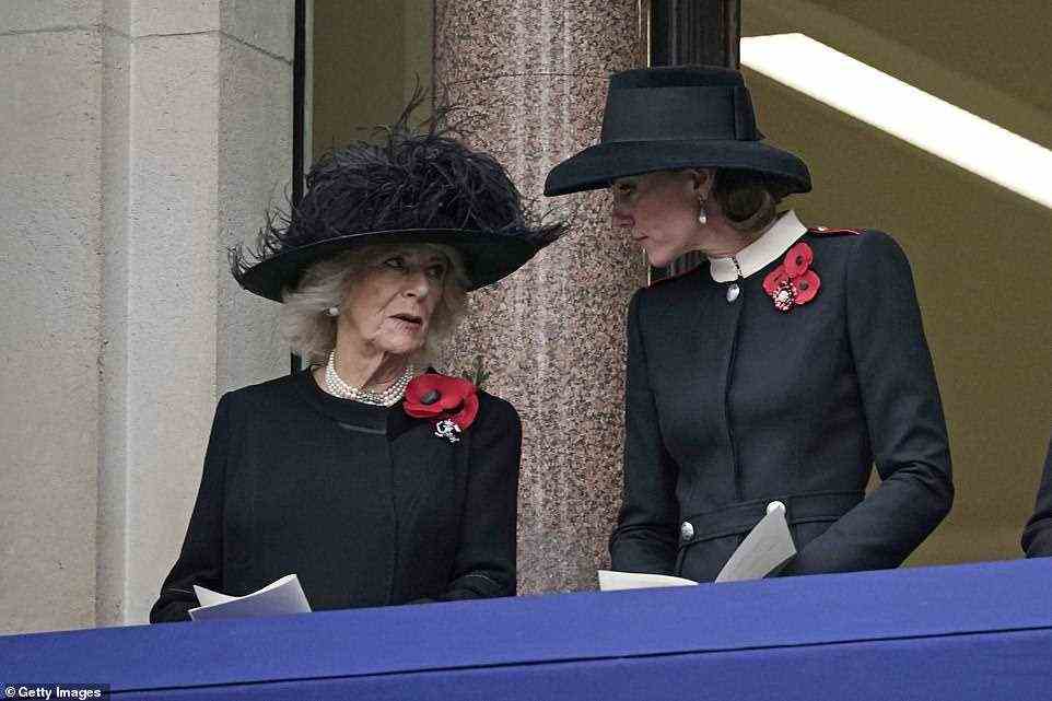 Camilla, Herzogin von Cornwall, drehte sich um, um sich mit der Herzogin von Cambridge zu unterhalten, während sie auf den Beginn der Zeremonie warten.  Es war gehofft worden, dass die Königin dieses Jahr anwesend sein würde, nachdem die Zeremonie im letzten Jahr aufgrund von Covid . reduziert wurde