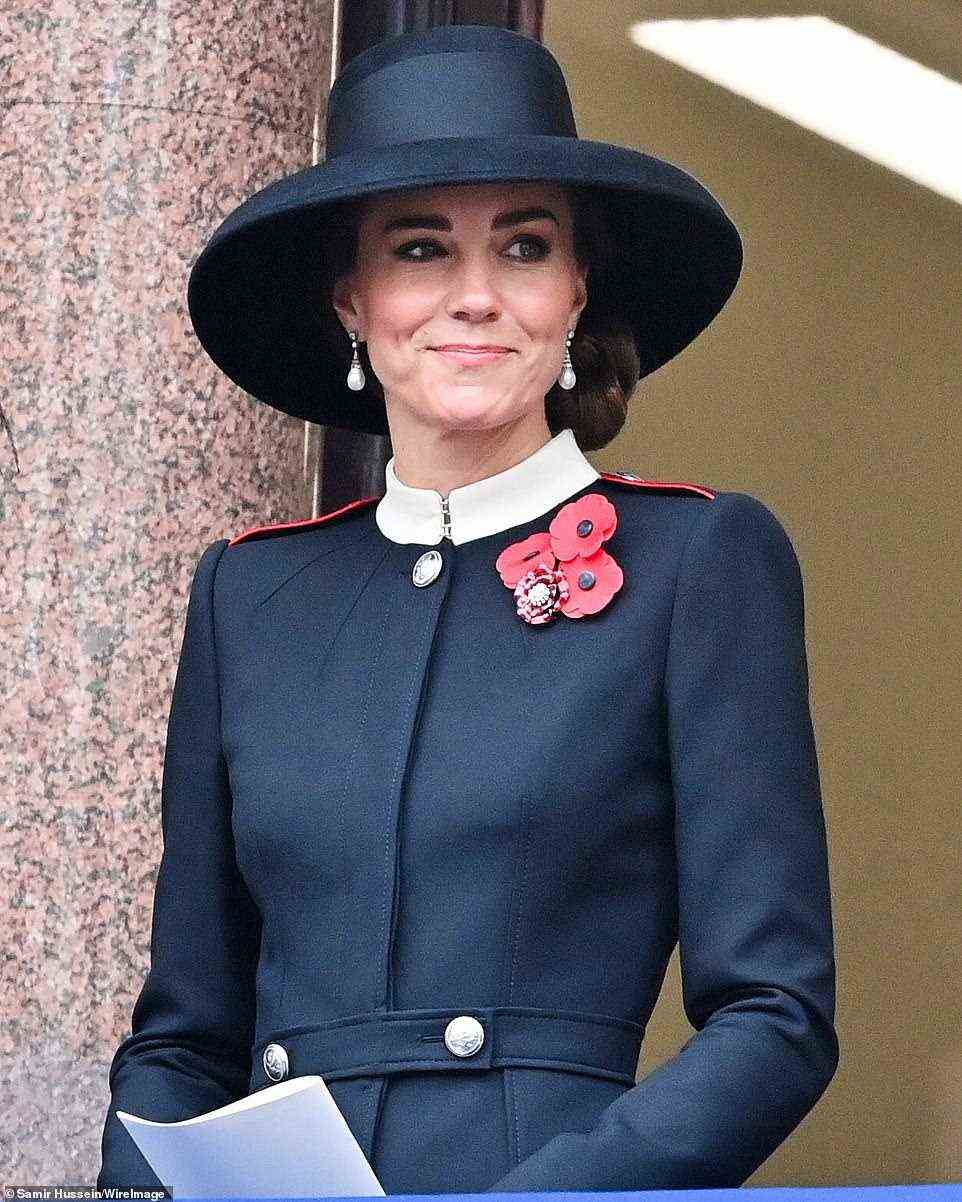Die Herzogin, die neben einem Trio größerer Mohnblumen eine Kristall-Mohnbrosche der Royal British Legion im Wert von £ 19,99 trug, schenkte den Versammelten ein Lächeln, als sie über die Menge blickte, die sich zum diesjährigen Gedenkgottesdienst versammelt hatte