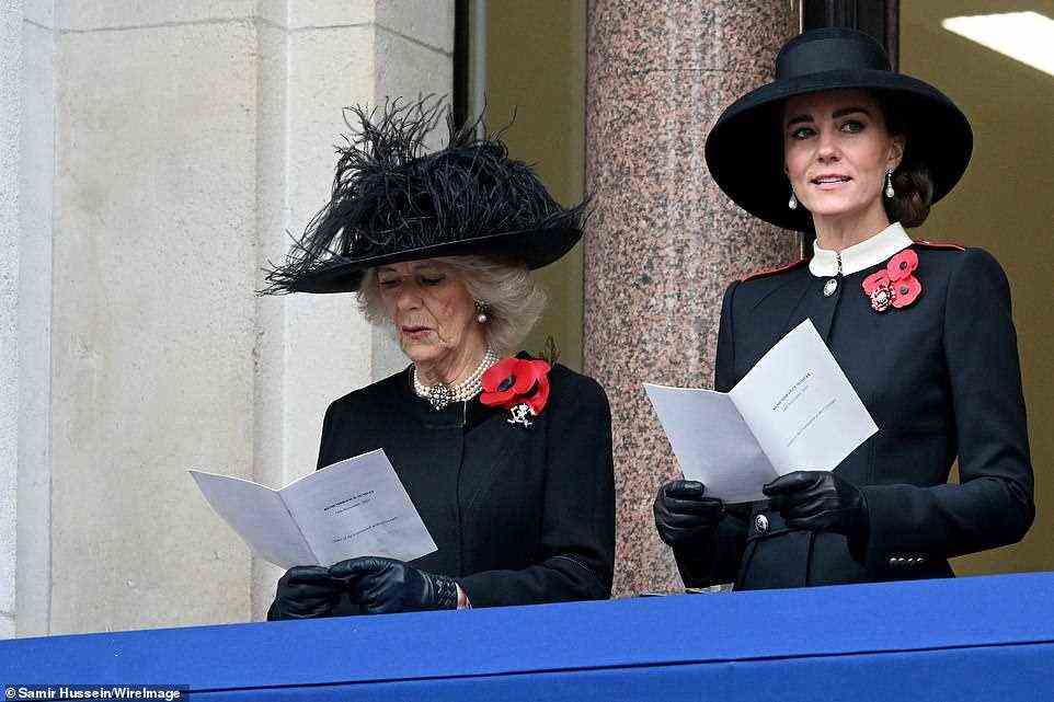 Sowohl Camilla als auch Kate trugen schwarze Lederhandschuhe, als sie an einem kühlen Novembermorgen auf dem Balkon standen