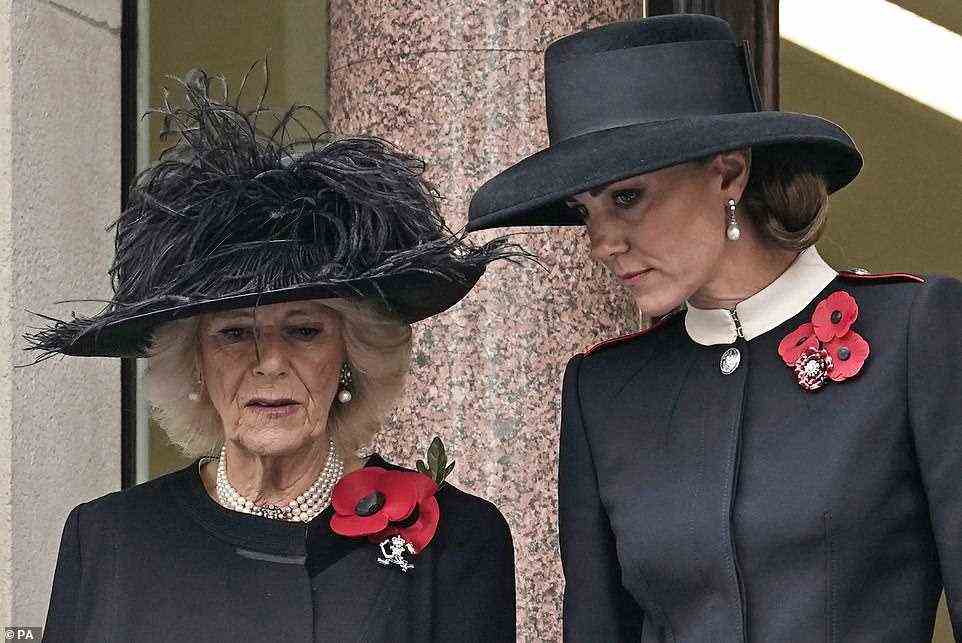 Camilla, die sich für einen gefiederten schwarzen Hut mit einem fünfreihigen Perlensatz entschied, sah ernst aus, als sie mit Kate plauderte