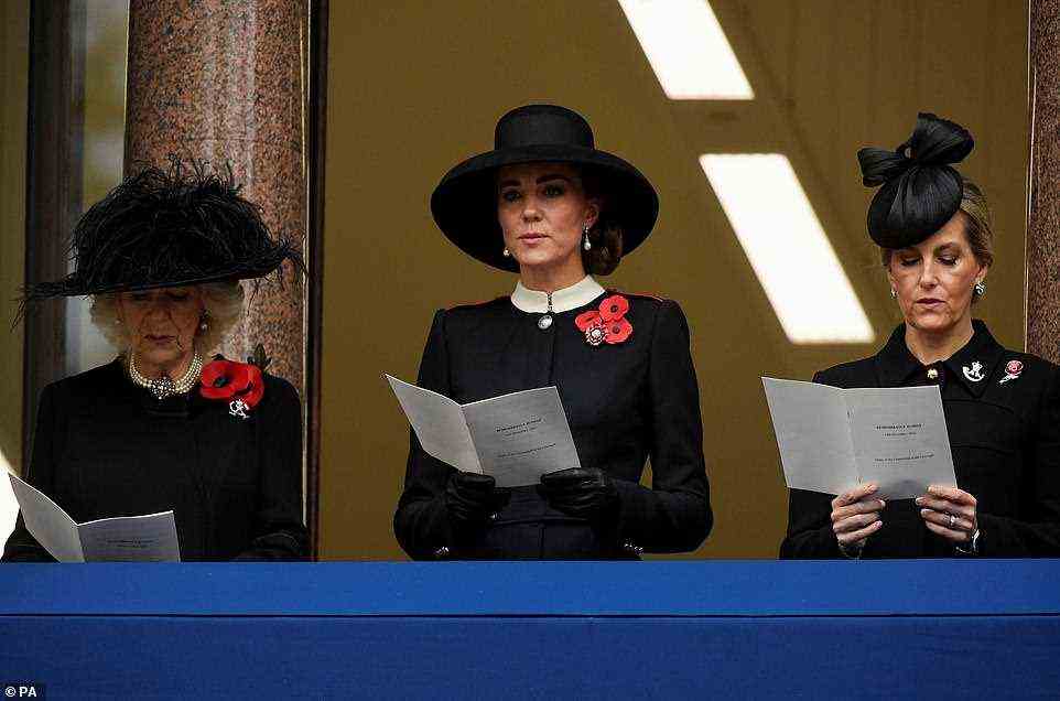 Die Herzogin von Cambridge schaut zu, wie ihre königlichen Mitstreiter die Dienstordnung während der Gedenkfeier am Sonntag im Zentrum von London konsultieren