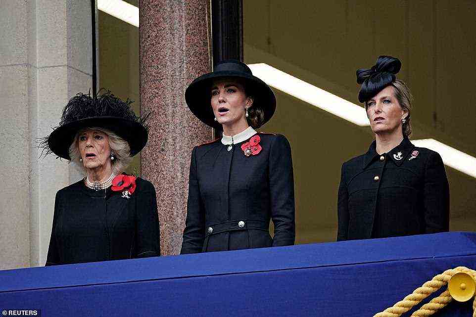 Die drei Royals blicken geradeaus, während sie auf dem Balkon des Auswärtigen Amtes die Nationalhymne God Save The Queen singen