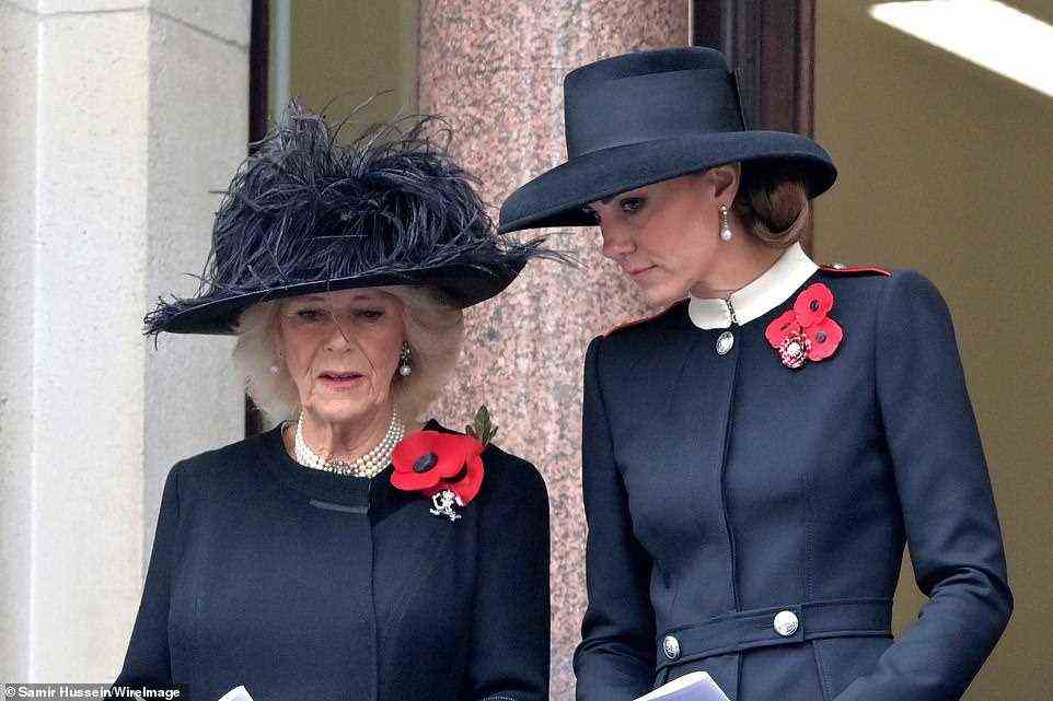 Die Herzogin trug ein Trio aus Mohnblumen und eine Mohnbrosche und trug ihr Haar ordentlich zur Seite geflochten unter ihrem Tiffany-Hut mit hängender Krempe