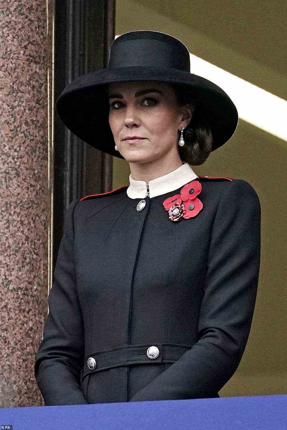 An einem grauen Tag in Whitehall entschied sich Kate für den warmen Frack mit rotem Revers, weißem Kragen und silbernem Knopfdetail