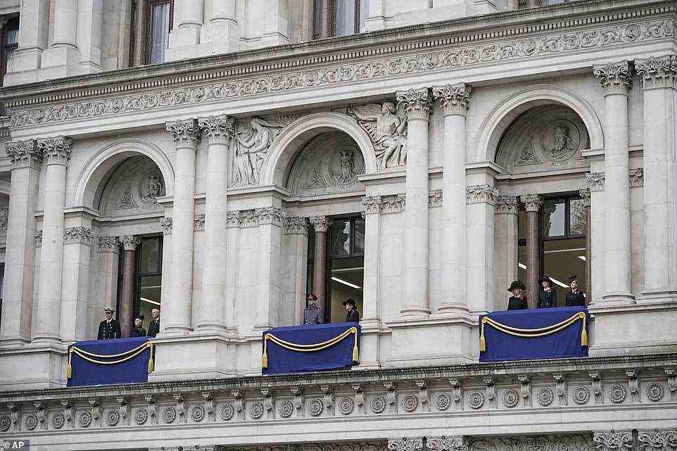 Mitglieder der königlichen Familie versammeln sich im prestigeträchtigen Londoner Gebäude für den Gottesdienst: Im Bild von links: Vizeadmiral Sir Tim Laurence, der Herzog und die Herzogin von Gloucester, der Herzog von Kent, Prinzessin Alexandra, die Herzogin von Cornwall, die Herzogin von Cambridge und Sophie, Gräfin von Wessex