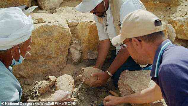 In den Fundamenten wurde eine Sammlung von mit Schlamm gefüllten Bierkrügen entdeckt, von denen Forscher sagen, dass sie ein Beweis dafür sind, dass es sich um einen Tempel handelte