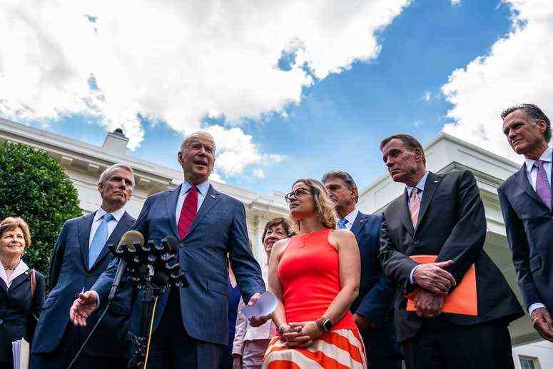 Low-Angle-Foto von Joe Biden, der mit Senatoren vor dem Weißen Haus steht