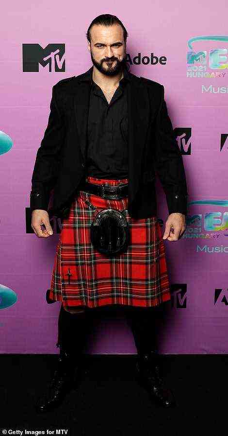 Event: WWE-Star Drew McIntyre trug einen schwarzen Blazer und einen roten Kilt
