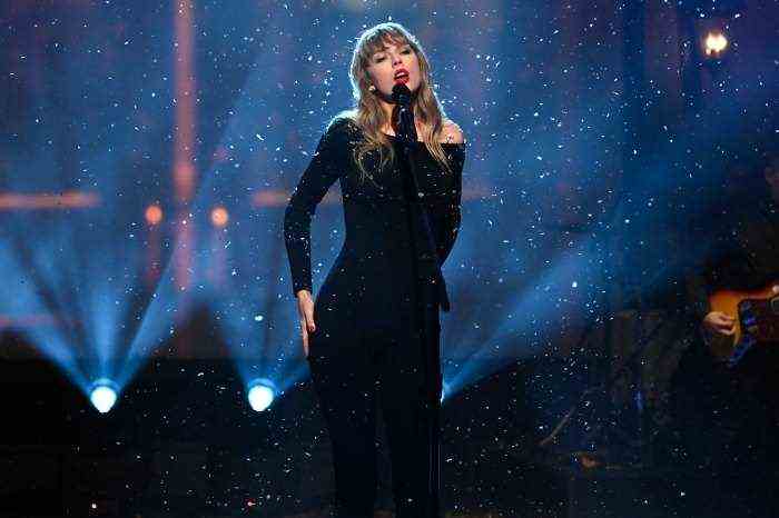 Taylor Swift kehrt zu 'SNL' zurück, um 9 Jahre nach der ersten Veröffentlichung des Albums das 10-minütige 'All Too Well' aufzuführen