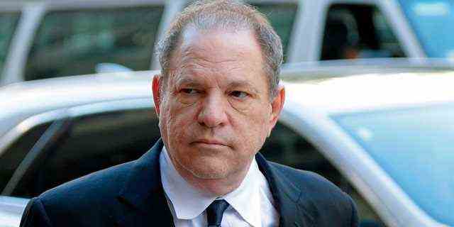 Bailbondsman Ira Judelson montierte den elektronischen Knöchelmonitor, den Harvey Weinstein während seines Vergewaltigungsprozesses in Manhattan trug.  (AP Foto/Seth Wenig, Datei)