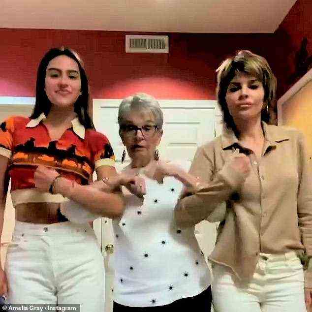 Drei Generationen: Es gab auch ein sehr lustiges und süßes Video von Amelia, Lois und Lisa, die zusammen einen TikTok-Tanz machen