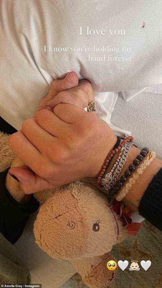 'Ich liebe dich.  Ich weiß, dass du meine Hand für immer hältst': Amelia teilte auch ein Bild von ihrer Hand, die die Hand von Lois vom Krankenhausbett hält