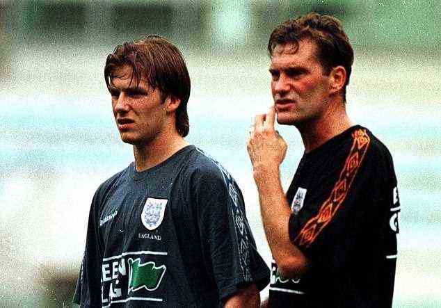 Hoddle (rechts) wurde von Fergyson dafür kritisiert, wie er Man United-Stars wie David Beckham (links) im englischen Dienst einsetzte