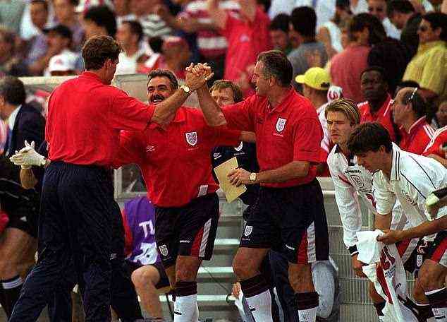Hoddle (ganz links) wurde von Ferguson verprügelt, weil er die Ersatzspieler Beckham (zweiter von rechts) und Gary Neville (ganz rechts) in den Mediendienst versetzt hatte, nachdem England bei der WM 1998 Tunesien besiegt hatte