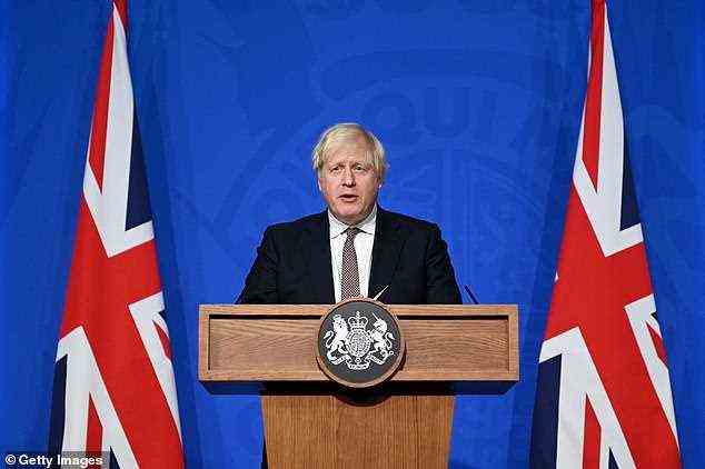 Auf einer Pressekonferenz im Anschluss an die Ankündigung gab Premierminister Boris Johnson zu, dass eine Weihnachtssperre nicht völlig ausgeschlossen war, und forderte die Briten verzweifelt auf, ihre Covid-Booster zu bekommen