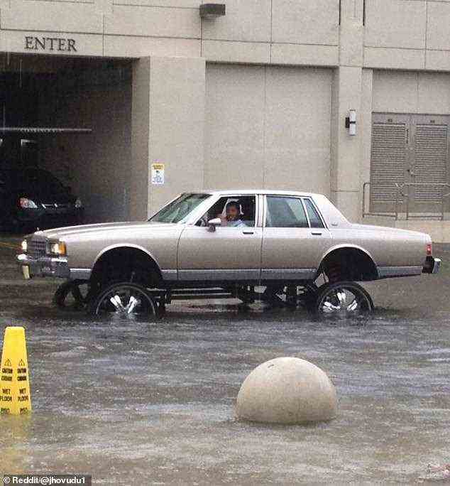 Dieser US-Fahrer nutzte den hoch aufragenden Autorahmen, den er zweifellos aus modischen Gründen gewählt hatte, voll aus und machte daraus ein überflutungssicheres Fahrzeug