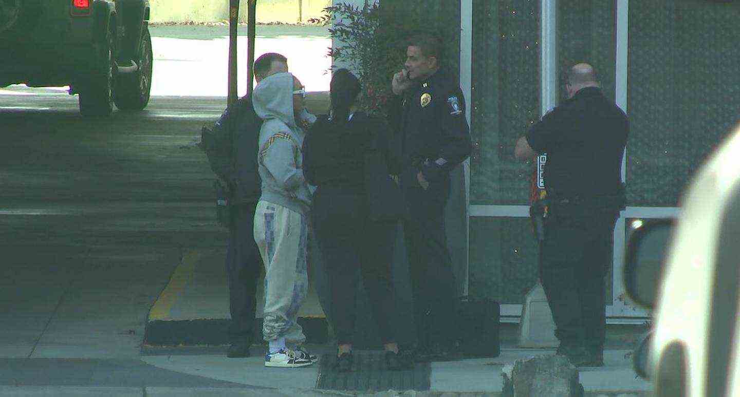Channel 9 nahm die Szene vor einem Apartmentkomplex in der Innenstadt von Charlotte auf, in der eine Frau, die DaniLeigh zu sein schien, mit der Polizei sprach.