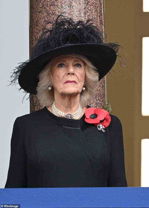 Die Herzogin von Cornwall, 74, „fürchtet“ das Rampenlicht, das auf sie geworfen wird, wenn Prinz Charles König wird, hat ein königlicher Experte behauptet