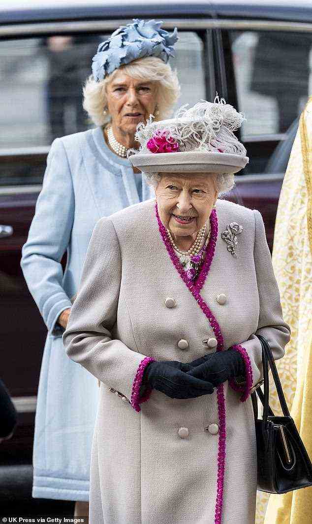 Junors Kommentare kommen, als königliche Experten sagten, dass die Abwesenheit der Königin über den Gedenksonntag im Kenotaph eine „dunkle Wolke“ wirft – aber sie wurde von drei „wunderbaren Frauen“ auf dem Balkon in Camilla, Kate und Sophie (zusammen im Jahr 2019) vertreten.