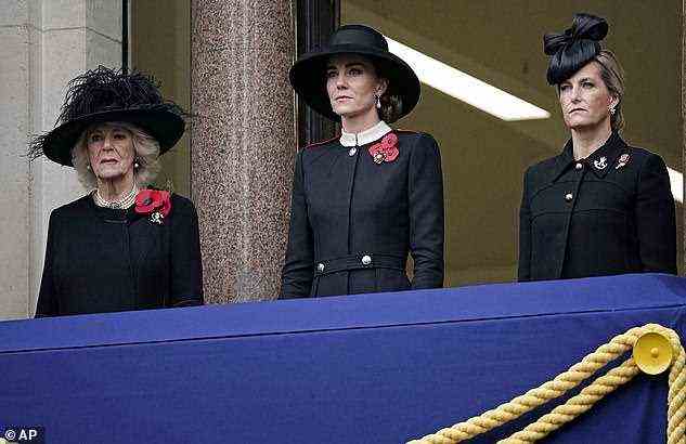(Von links) Camilla, Herzogin von Cornwall;  Kate, Herzogin von Cambridge;  und Sophie, Gräfin von Wessex, stehen am Sonntag während des Gedenkgottesdienstes, bei dem die Königin anwesend gewesen wäre, auf dem Balkon des Auswärtigen Amtes in Westminster