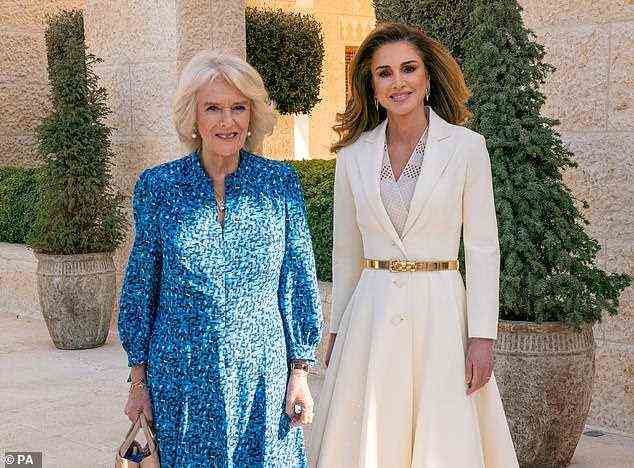 Die Herzogin steht während ihrer Mini-Tour im Nahen Osten vor einem vollen Terminkalender, bei der sie in nur vier Tagen zwei Länder bereisen werden.  Im Bild: Heute in Amman mit Königin Rania von Jordanien
