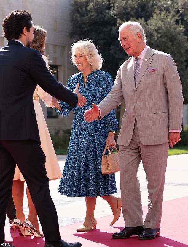 Camilla, 74, wird vielleicht noch viele Jahre lang nicht die Gemahlin des Königs werden, eine anspruchsvolle öffentliche Rolle.  Heute in Jordanien beim Treffen mit Königin Rania und dem Kronprinzen von Jordanien, Hussein bin Abdullah ., abgebildet