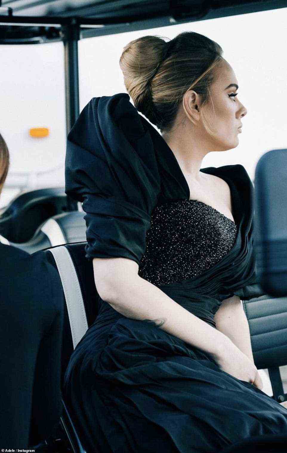 Fokussiert: Adele ging am Sonntagabend zu Instagram, um einige Schnappschüsse hinter den Kulissen zu teilen