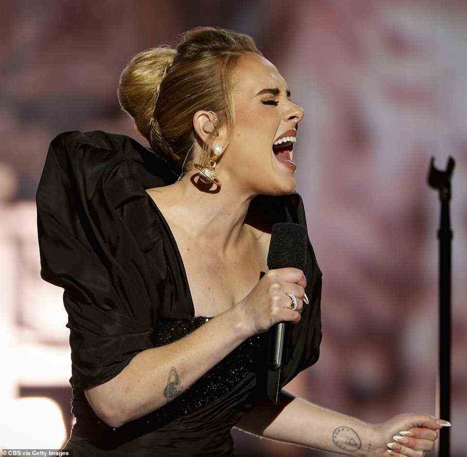 Die richtigen Töne treffen: Adele zieht 9,6 MILLIONEN Zuschauer für ihr One Night Only-Konzert mit einem Interview mit Oprah Winfrey an... als Special erweist sich als großer Hit für CBS