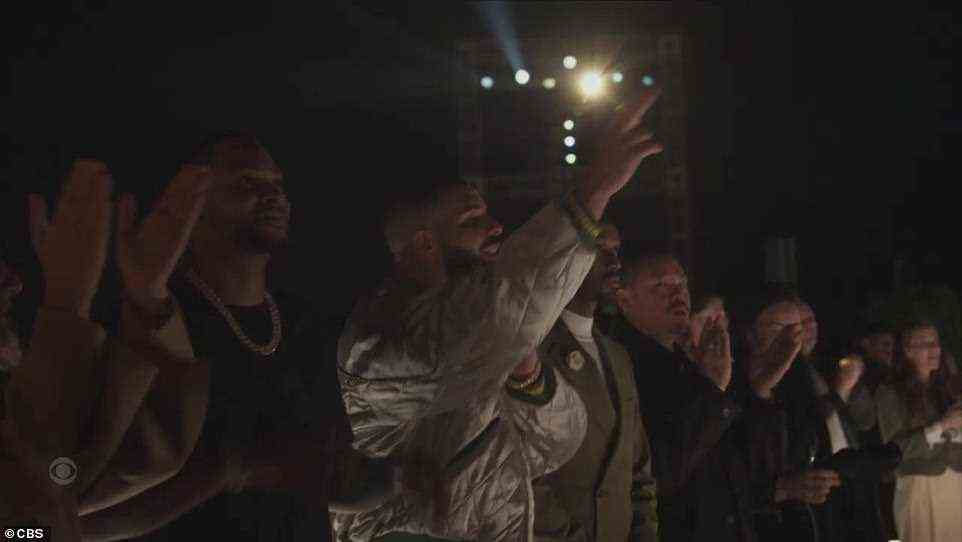 Drake: Drake wurde in einem weißen Kittel mit grünem Besatz gesehen, als er nach einem ihrer Lieder stand und für Adele applaudierte
