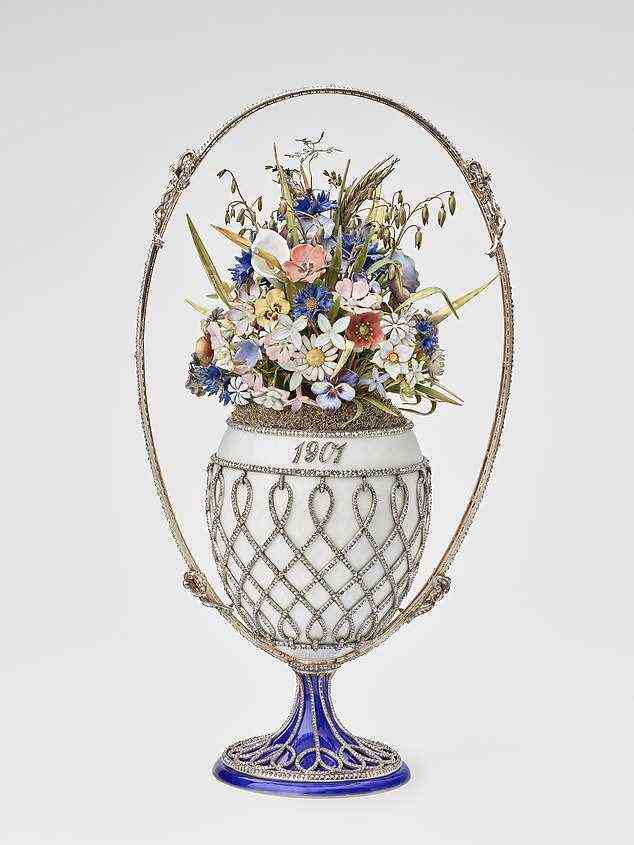 Der Blumenkorb (im Bild) besteht aus einem Korb mit einer bunten Fülle von emaillierten Wildblumen, die aus einem Bett aus Goldmoos auftauchen.  Der Sockel war ursprünglich weiß emailliert, um der Schale zu entsprechen, aber später beschädigt und blau neu emailliert.  Queen Mary kaufte das Ei für ihre Fabergé-Sammlung 1933