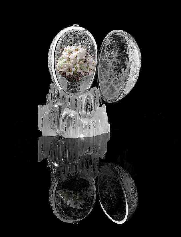 Das Winter-Ei (im Bild) wurde von Russlands harten Wintern inspiriert.  Sein Bergkristall-Körper ist mit fein gravierten und diamantbesetzten Platin-Reif-Mustern verziert