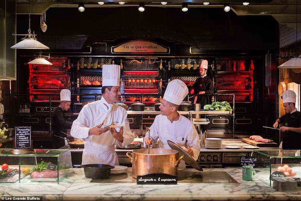 „Les Grands Buffets lädt das Publikum ein, die Wiederbelebung einer aussterbenden Tradition zu erleben: des Klassikers“ "Festmahl à la Francaise"', verrät die Website des Restaurants