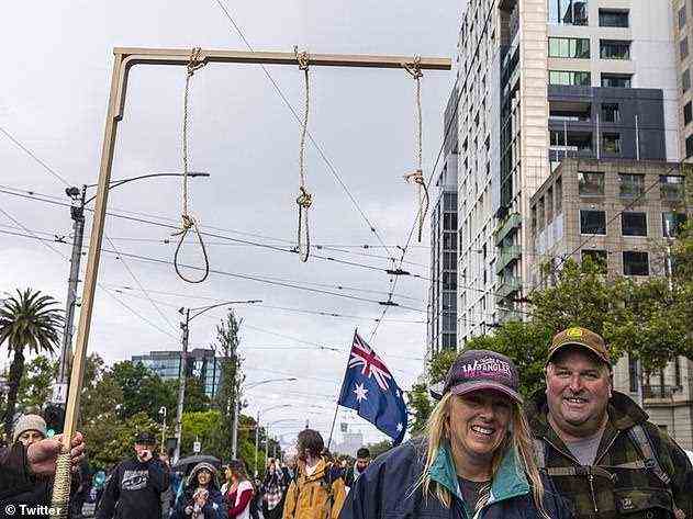 Ein Demonstrant marschierte am Samstag mit Schlingen durch Melbournes CBD – als Teil von stadtweiten Demonstrationen, die sich über mehrere Tage erstreckten