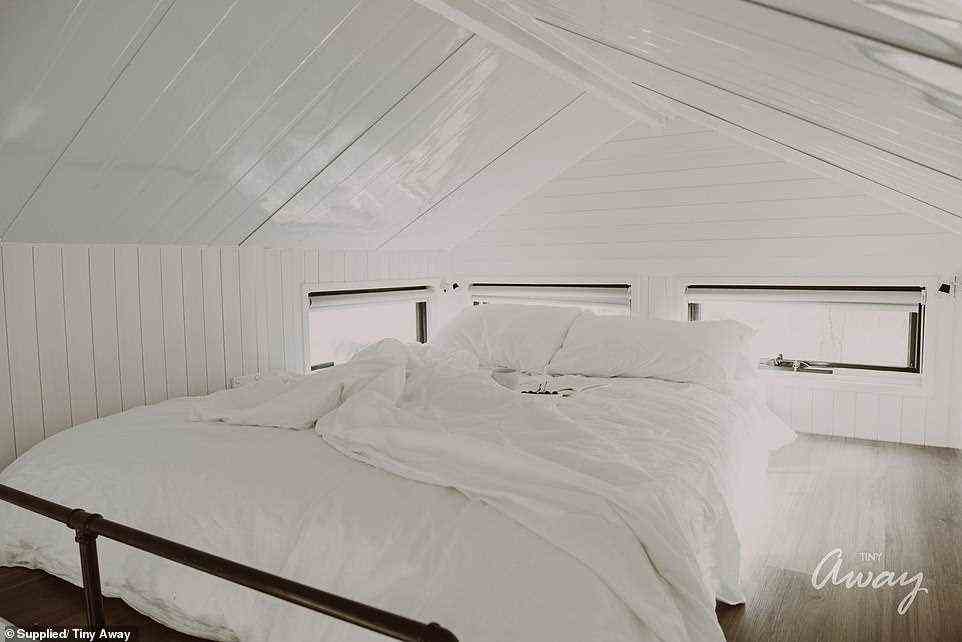 Das Tiny Home 'Odyssean' bietet bequem Platz für zwei Erwachsene in einem Queensize-Bett und ein Kind auf dem ausklappbaren Einzelbettsofa