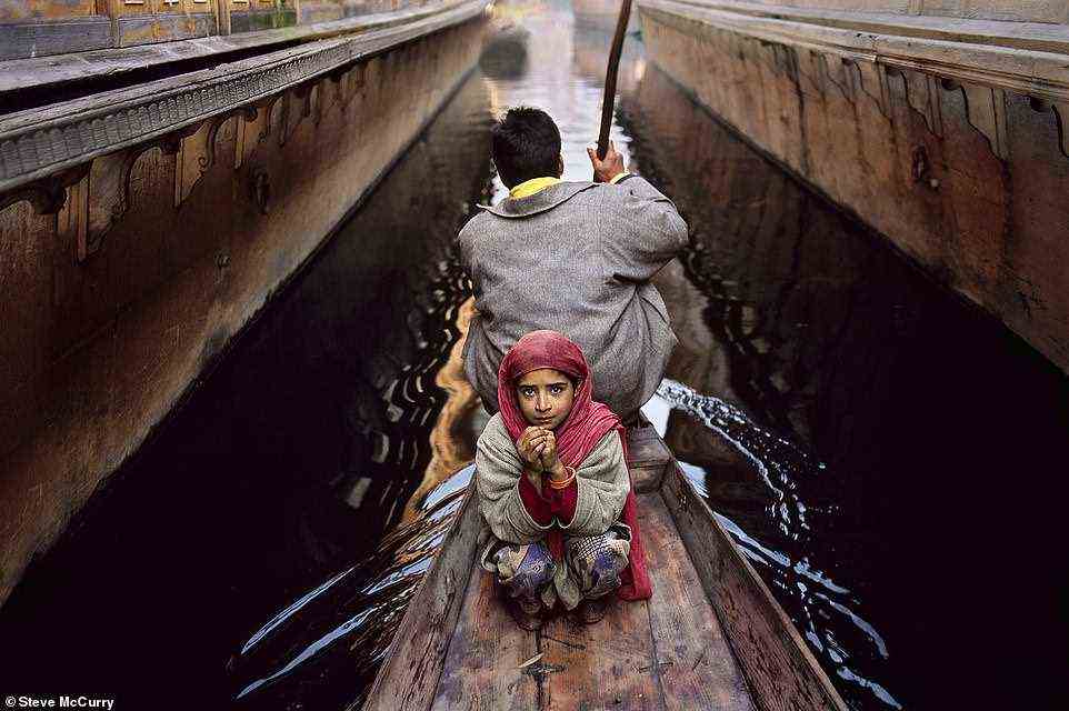 Dieses Bild zeigt einen Vater und eine Tochter am Dal Lake in Srinagar, Kaschmir, im Jahr 1996. Sie sind auf dem Weg zu einem schwimmenden Gemüsemarkt.  McCurry erklärt, dass Tausende von Menschen dort diese kanuähnlichen Boote benutzen, um zu und von ihren Häusern zu gelangen
