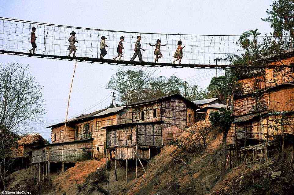 Kinder überqueren eine Brücke in Mizoram, Indien, auf einem Bild, das McCurry 2006 aufgenommen hat