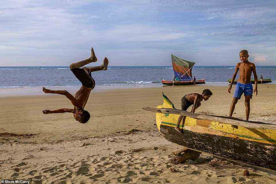 Jungen spielen am Strand von Belo sur Mer in Morondava, Madagaskar, in einem Bild aus dem Jahr 2019