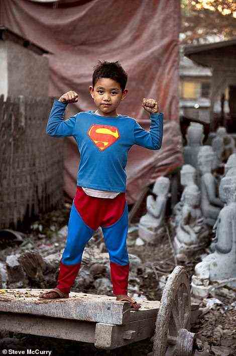 „Ich habe diesen Jungen fotografiert, wie er seine Muskeln spielen lässt, im Marmorschnitzerviertel von Mandalay, Myanmar (Birma), wo er lebte“, erklärt McCurry.  