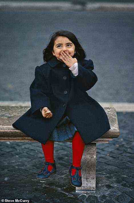 Ein kleines Mädchen lacht 1990 in der St. Pauls Basilica in Rom