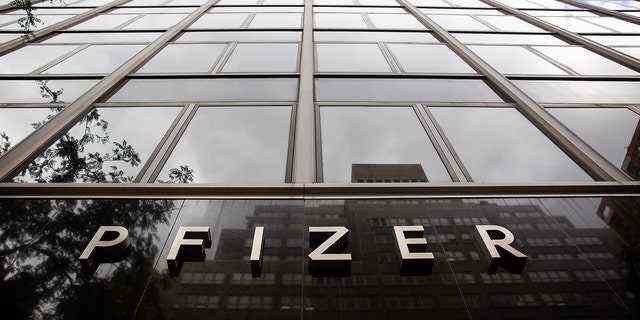 Dieses am 23. August 2021 aufgenommene Foto zeigt die Pfizer-Beschilderung in der Pfizer-Weltzentrale in New York. 
