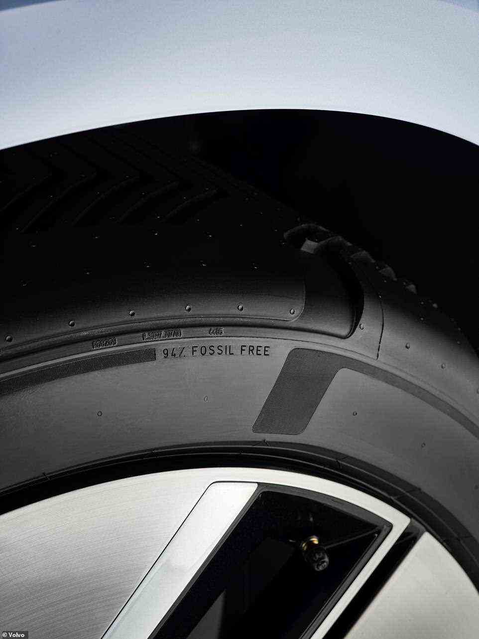 Die speziell für das Concept Recharge von Pirelli kreierten Reifen sind komplett mineralölfrei und bestehen zu 94 Prozent aus fossilfreien Materialien