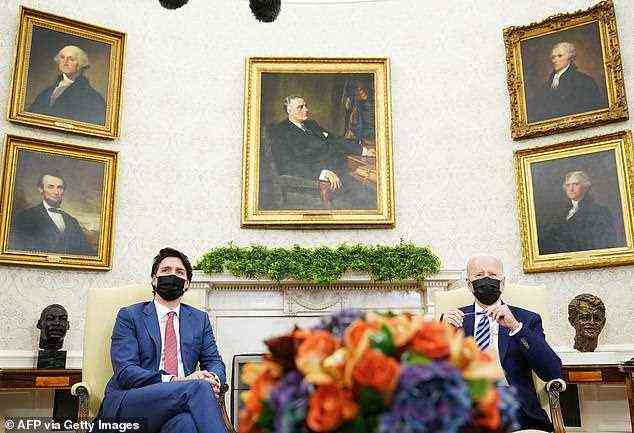 Präsident Joe Biden (rechts) und der kanadische Premierminister Justin Trudeau (links) hören sich die Fragen der Reporter zu Beginn ihres Treffens am Donnerstag im Oval Office an