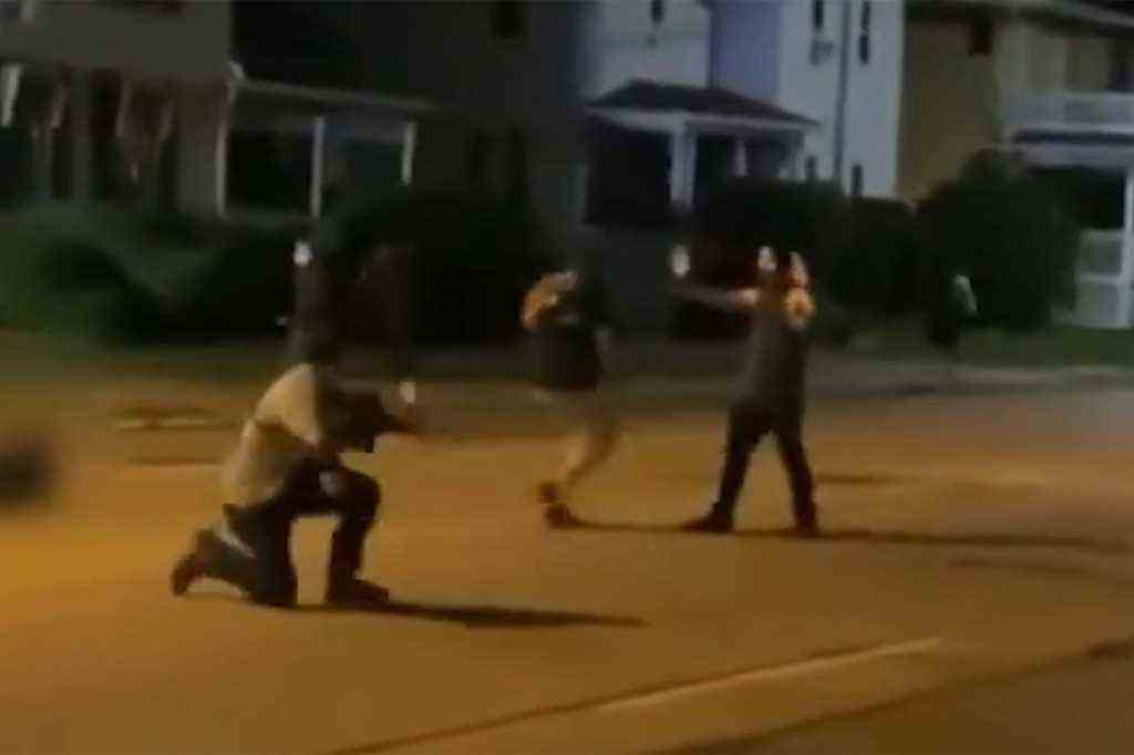 Das Filmmaterial zeigt Kyle Rittenhouse, wie er sich während der Unruhen in der Sheridan Road in Kenosha, Wisconsin, gegen wütende Randalierer verteidigt.