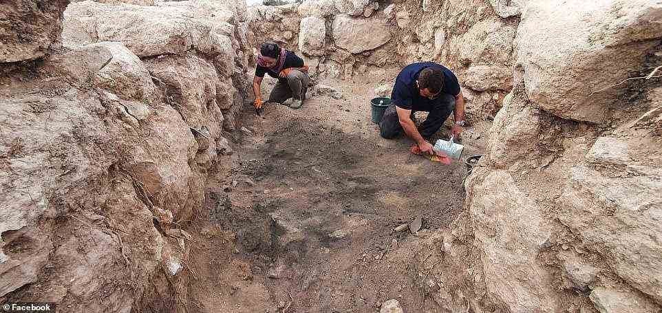 Die verkohlten Überreste (im Bild) einer 2.100 Jahre alten Festung wurden in Israel ausgegraben, und Experten sagen, dass die Szene „greifbare Beweise für die Chanukka-Geschichte“ liefert.