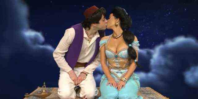 Kardashian und Davidson gaben während des Auftritts des Reality-Stars in „Saturday Night Live“ zum ersten Mal Hinweise auf ihren Flirt.  Die beiden teilten sich sogar während des 'Aladdin'-Sketches einen Kuss.