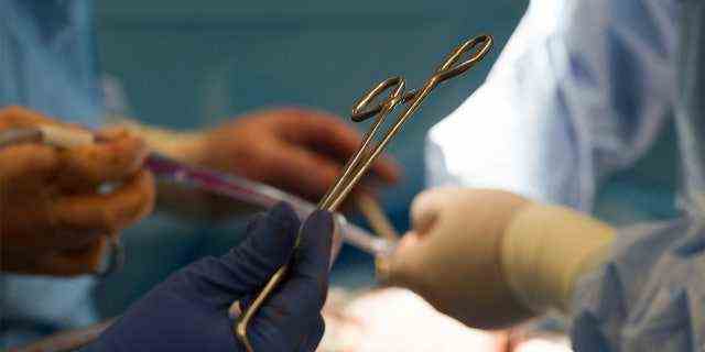 Chirurgische Instrumente werden während einer Nierentransplantation im MedStar Georgetown University Hospital in Washington DC am Dienstag, 28. Juni 2016 verwendet. (AP Photo/Molly Riley)